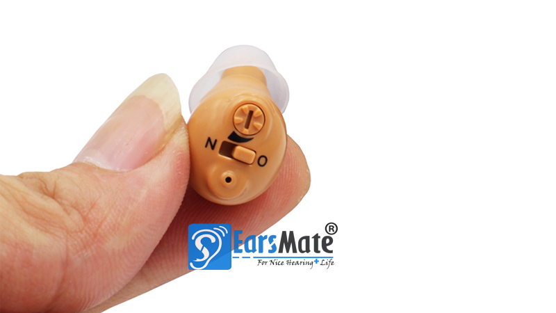 Amplificador de audífonos pequeño mini digital en el oído